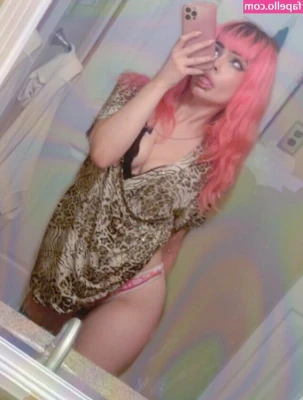 Killerkitty.xx [ killerkitty-xx ] - naughtiness in the restroom