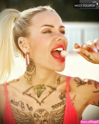 Desiree Hansen [ desiree-hansen ] - Doggy anyone? 🐕
