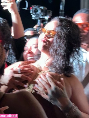 Rihanna - What s under the jersey