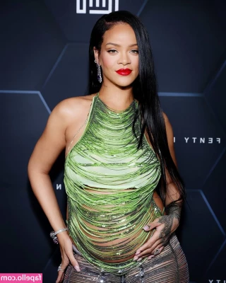 Rihanna - Hey, babe 💋 I'm ready to exercize, but I think I need your help,