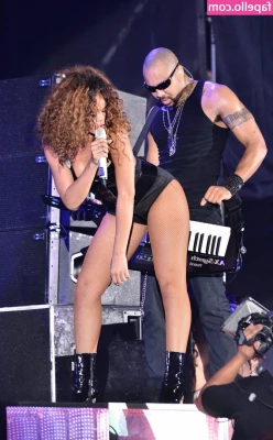 Rihanna - Give me wet kisses