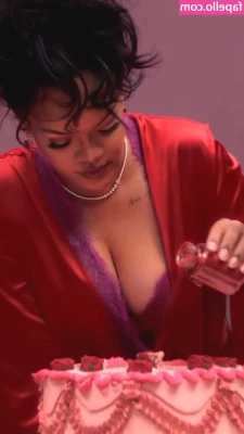 Rihanna - I m sorry babes  my password got stolen   but I m back   dis you miss