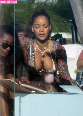 Rihanna - 💋❤️ My ass wants love and affection. 🍑😻 Who wants to pet