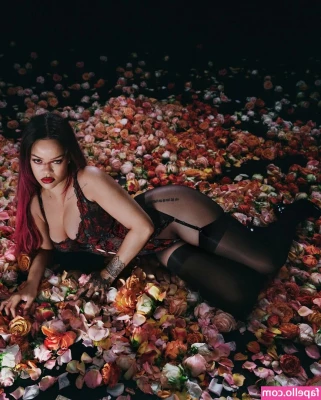 Rihanna - What do you think to my tan lines