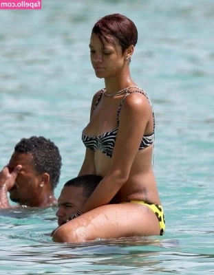 Rihanna - Just a little peak