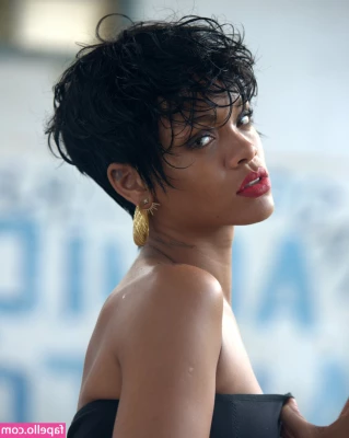 Rihanna - Ahhh Monday! Who wants to grab these?