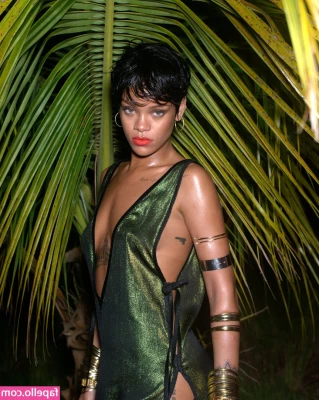 Rihanna - 6 λεπτα παιχνιδι με το ντιλντο μου και