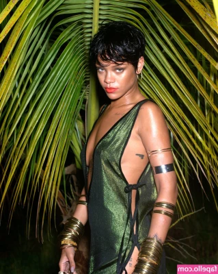 Rihanna - My pussy is just so wet and horny I can t help but rub it   Tip  10