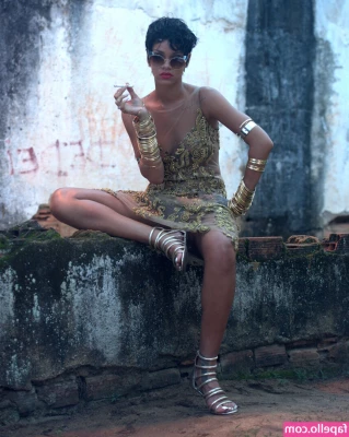 Rihanna - Bouncing oiled boobs