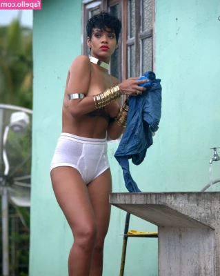 Rihanna - Big ol booty🍑in your face 💋