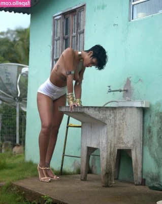 Rihanna - Día de regaloneo
