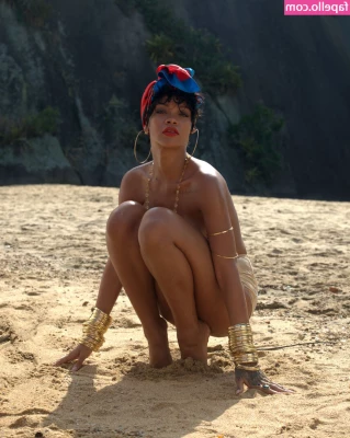 Rihanna - (👁️̀ _⦣ ́👁️)