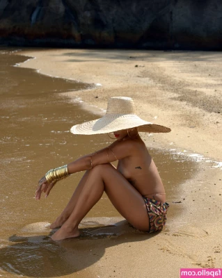 Rihanna - Good morning Notty Army, am I right!?!? 💦🌊🔫 Tell me I'm your
