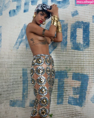 Rihanna - Good morning happy monday.. go check those DM's 😘