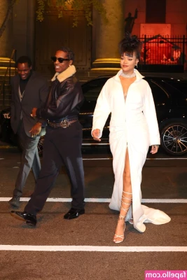 Rihanna - Spreading 'em for you 😈😈