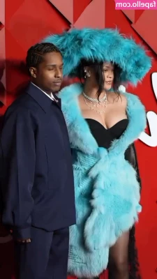 Rihanna - Important announcement: my bum hurts from spanking it for a video.
