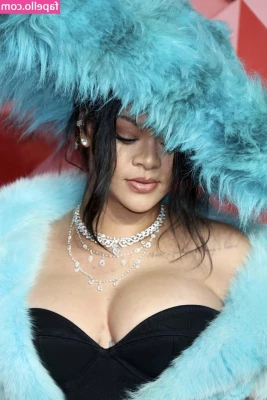 Rihanna - Guys I m hairdressing g fir next 8 hrs I ll be back around tea time  
