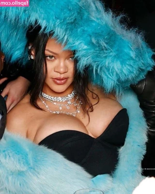 Rihanna - Happy Friday!!! 😈 I'm feeling really sexy today 😏