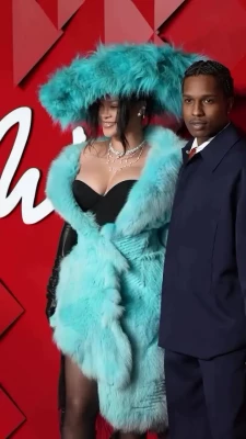 Rihanna - It s someone s birthdayyy   my gift to you is the most disappointing 