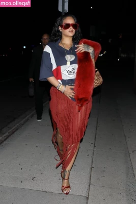 Rihanna - Who wants to worship? Please comment.  And guys, tip if I’m bigger
