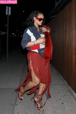 Rihanna - Feeling like a slutty tinkerbell. Who's gonna spank my sparkles out?