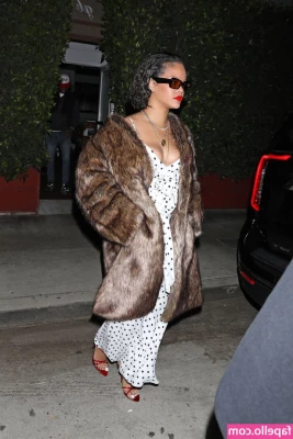 Rihanna - Hey guys  So I know I ve been kind of a ghost here but I think I m