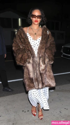 Rihanna - Good morning    I m outside with the little ones taking custom pics