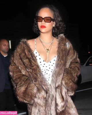 Rihanna - Getting juicy this morning