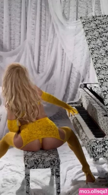 Rihanna - I'm very horny do you come to play with me ?