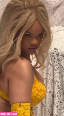 Rihanna - I never showed you guys a close up of my tattoo which you guys helped