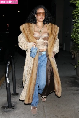 Rihanna - Matching my tentacle to my outfits 👀