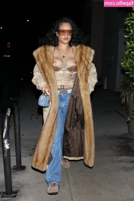 Rihanna - (( Can my subs who have bought customs off me message me who are