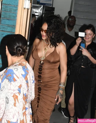 Rihanna - Who wants to see me ride my purple dildo