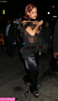 Rihanna - Einige haben sich ein Strumpfhosen Bild gewünscht   Morgen gibts ne