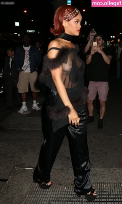 Rihanna - This tight little pussyyy and boootyy up close