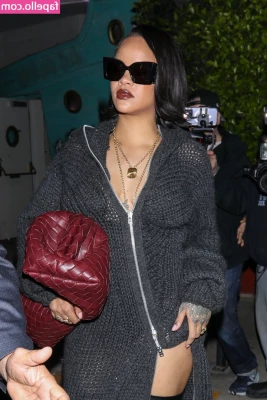 Rihanna - Solamente gente privada   escríbeme en privado   Todo lo que quieras