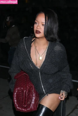 Rihanna - Hoe Hoe Hoe Help me grow it while in your mouth    gay_eye