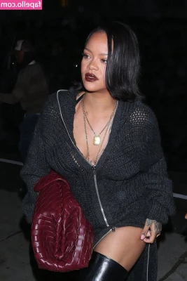Rihanna - Do you like my new nails