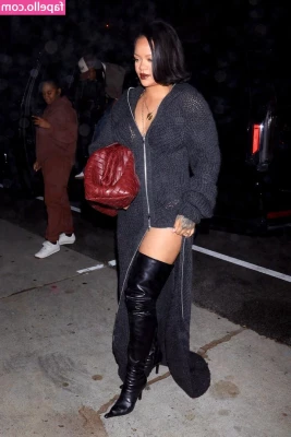 Rihanna - Do you prefer girls with toned stomachs or abs  I like the toned