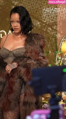 Rihanna - Do you guys prefer to watch scenes filmed horizontally or vertically
