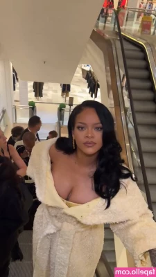 Rihanna - хх   Do you like curvy girls