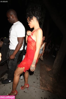 Rihanna - FUN FACT  whenever somebody tips me with money   I reward them with a