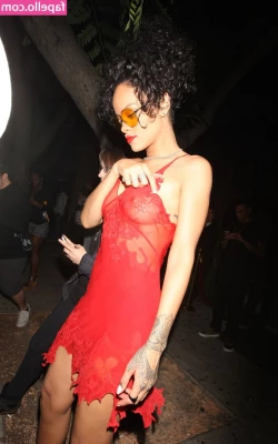 Rihanna - Shoes or no shoes