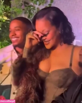 Rihanna - Do we love feet? Well we do now.