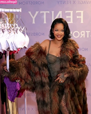 Rihanna - Here s my before and after workout shots  Clearly got a bit hot in