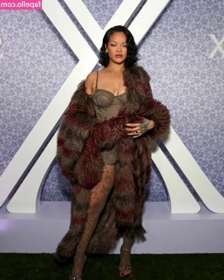 Rihanna - DM me daddy;) I can be your good girl😏