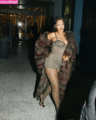 Rihanna - here I leave you in video without editing 😜👄