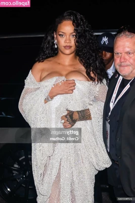 Rihanna - Shake that wide ass     Perfect view my hole