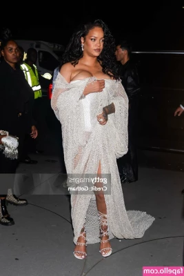 Rihanna - Would you make me yours if I rode you like this papa ?😈
