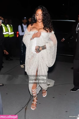 Rihanna - Watch me twerk out of these bottoms 🤭 part 1